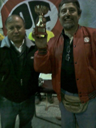 Recibiendo copa de participación 4° aniversario Kellun Hockey patín Concón